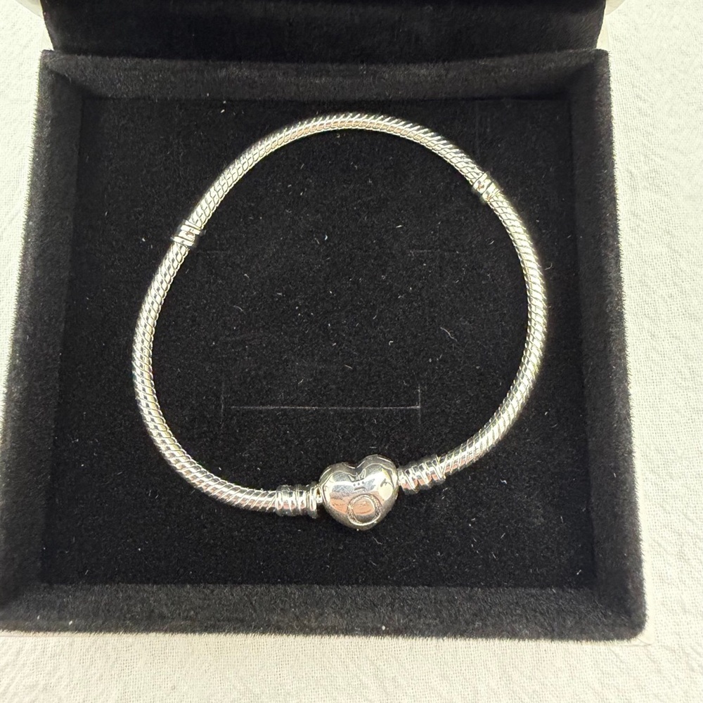 Pandora Moments Heart Clasp Bangle 7.5 in - Picture 7 of 7